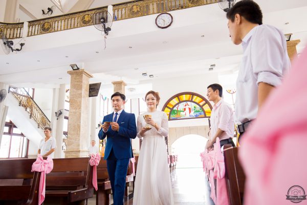 Lễ cưới nhà thờ là một trong những kiểu cưới truyền thống và tôn giáo nhất của Việt Nam. Với không khí trang trọng, ấm áp và thánh thiện, lễ cưới nhà thờ là một dịp để các cặp đôi cho thấy tình yêu của họ với nhau. Hãy cùng xem qua bộ ảnh cuối cùng này để trải nghiệm lại không khí trọng đại của lễ cưới nhà thờ Việt Nam.
